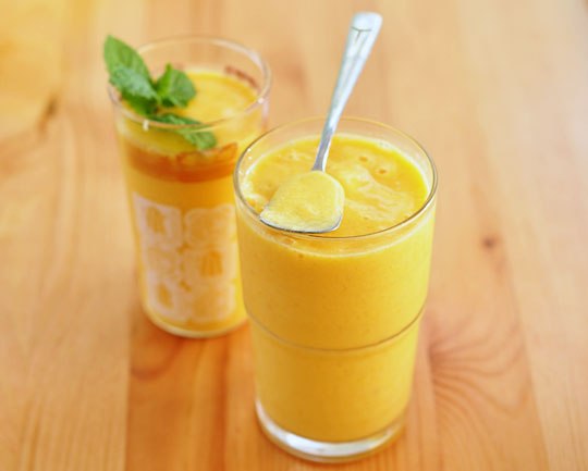 Smoothies su mango ir bananais